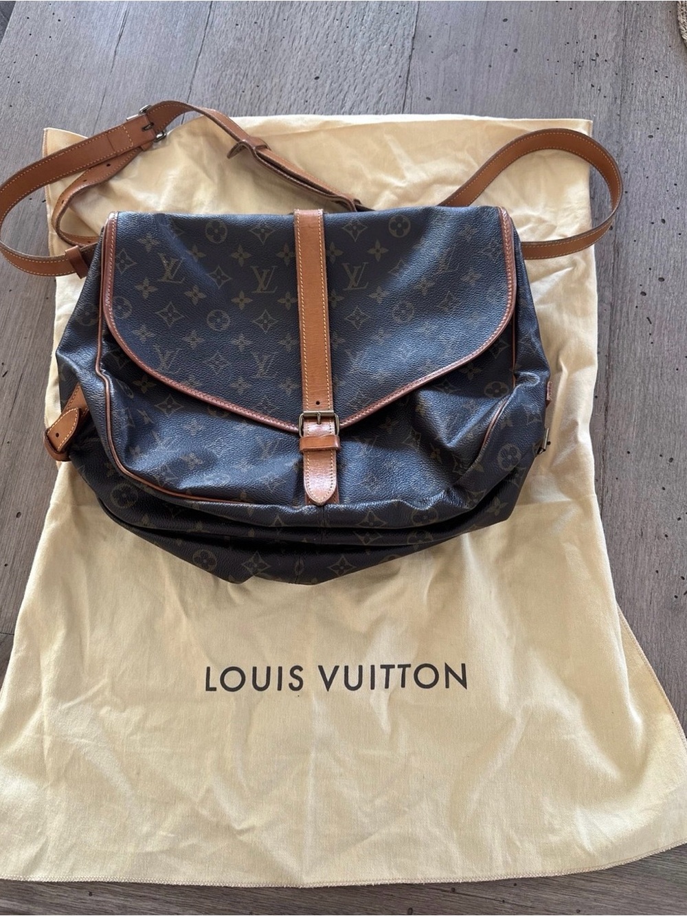 Louis Vuitton Saumur 35 Messenger Bag With Certificate of Authenticity